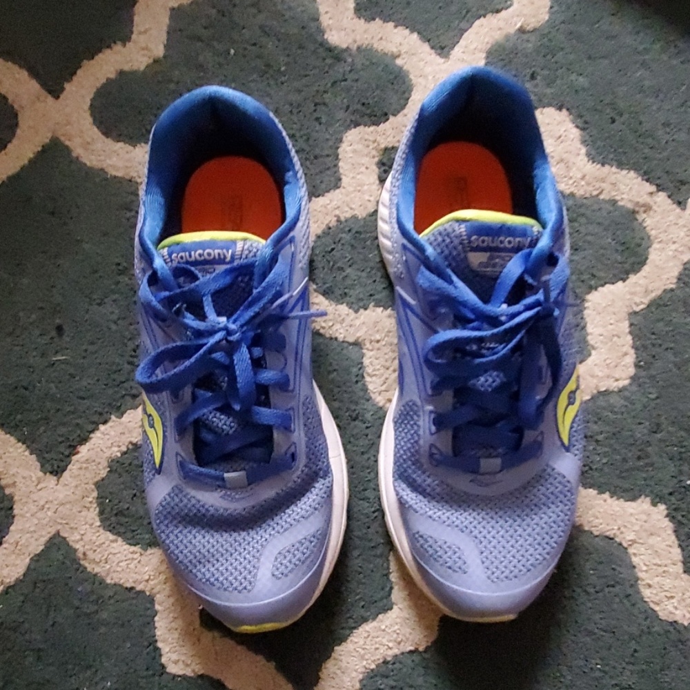 Tennis shoes